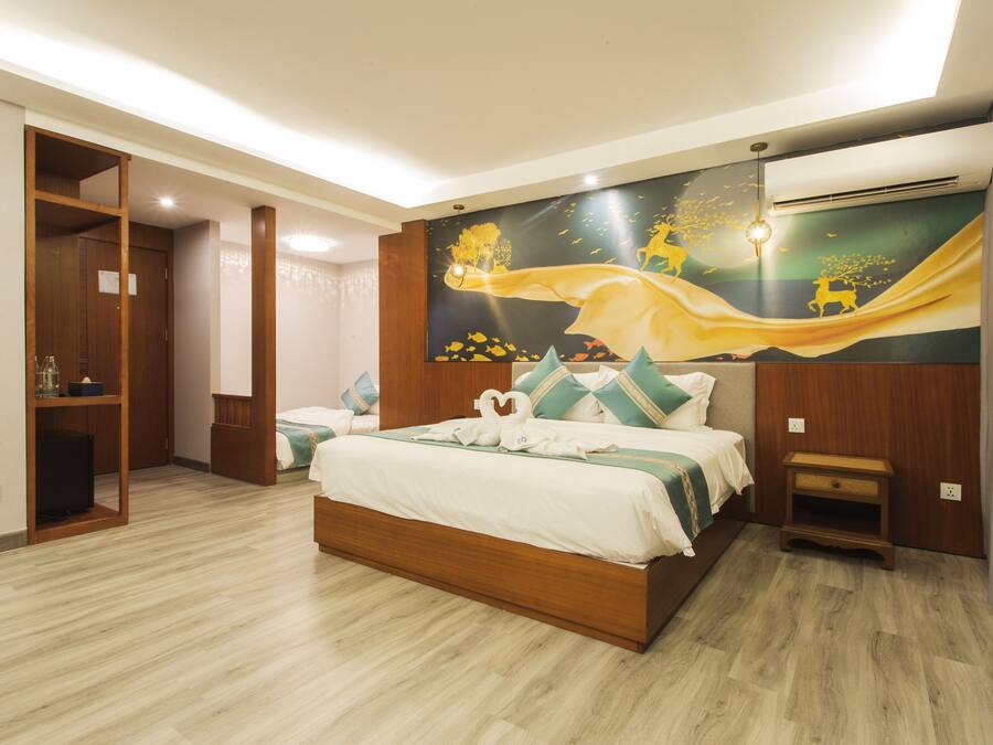 Un dormitorio moderno con una cama de madera, una mesita de noche, un armario y un mural en la pared.