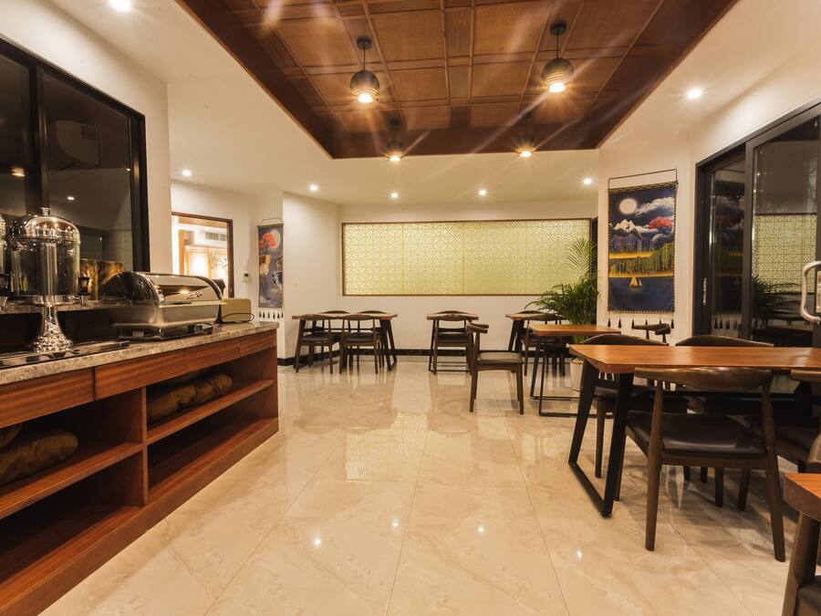 Un comedor amplio con techo de madera, un ventanal con vistas y una encimera con electrodomésticos de cocina.