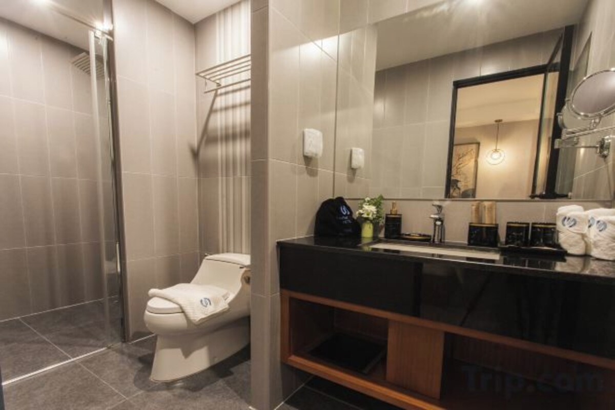 Bathroom | Shower, rainfall showerhead, free toiletries, hair dryer