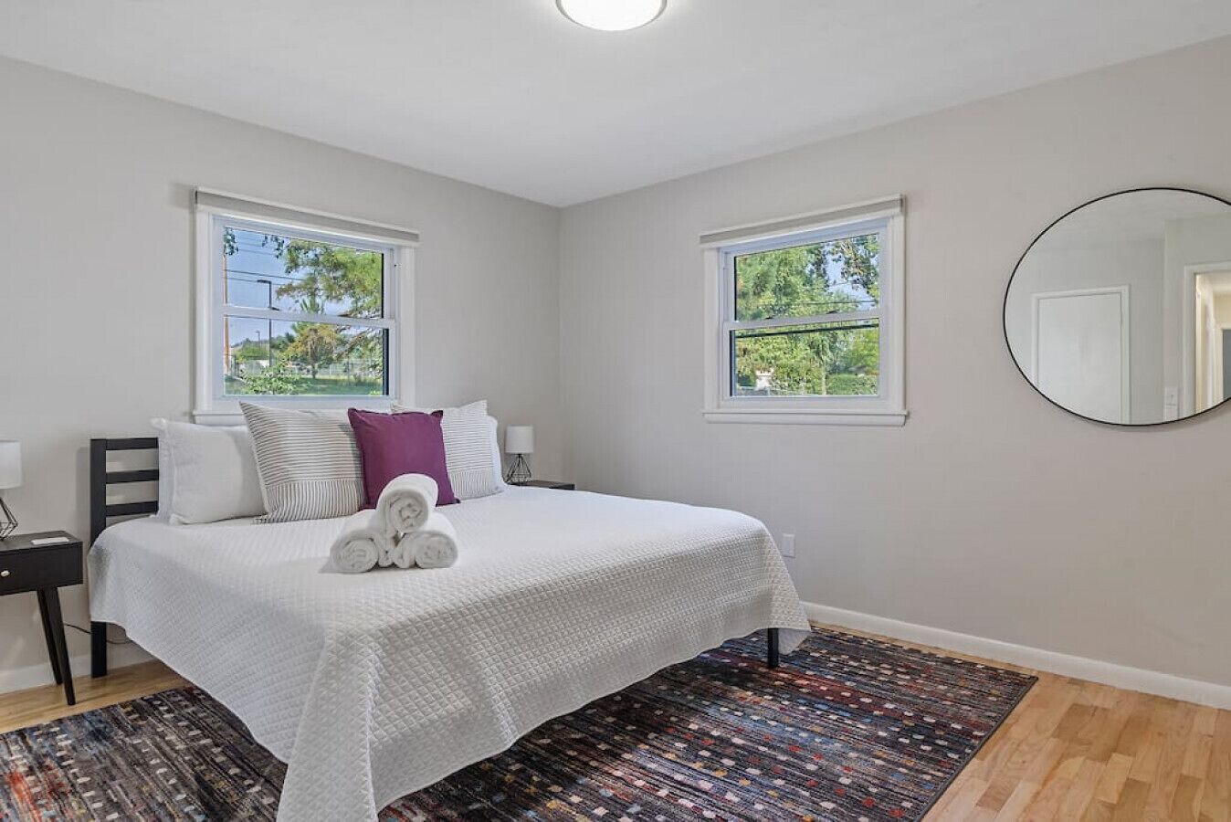 5 chambres, bureau, fer et planche à repasser, lit parapluie