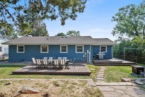 Outdoor dining - Roomy 5-Bed 3-Bath-Fire Place- Large Outdoor Space (Rapid City)