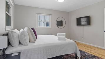 6 bedrooms, desk, iron/ironing board, travel crib