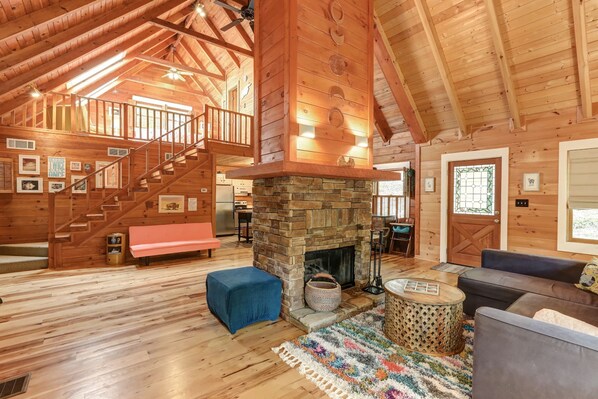 TV, caminetto, lettore DVD