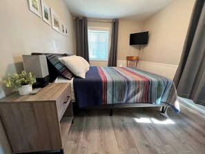 2 habitaciones, tabla de planchar con plancha, wifi y ropa de cama 