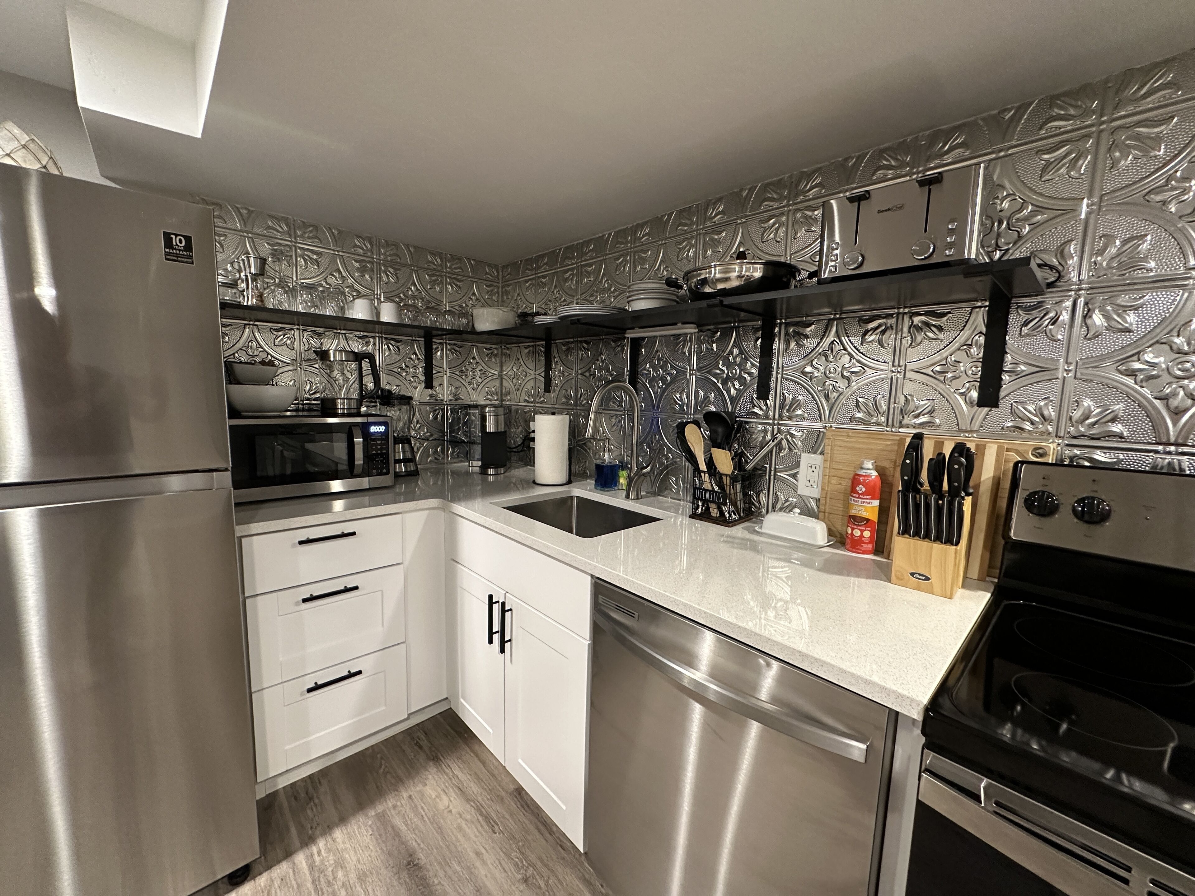 Refrigerador, microondas, horno y parrilla de estufa 