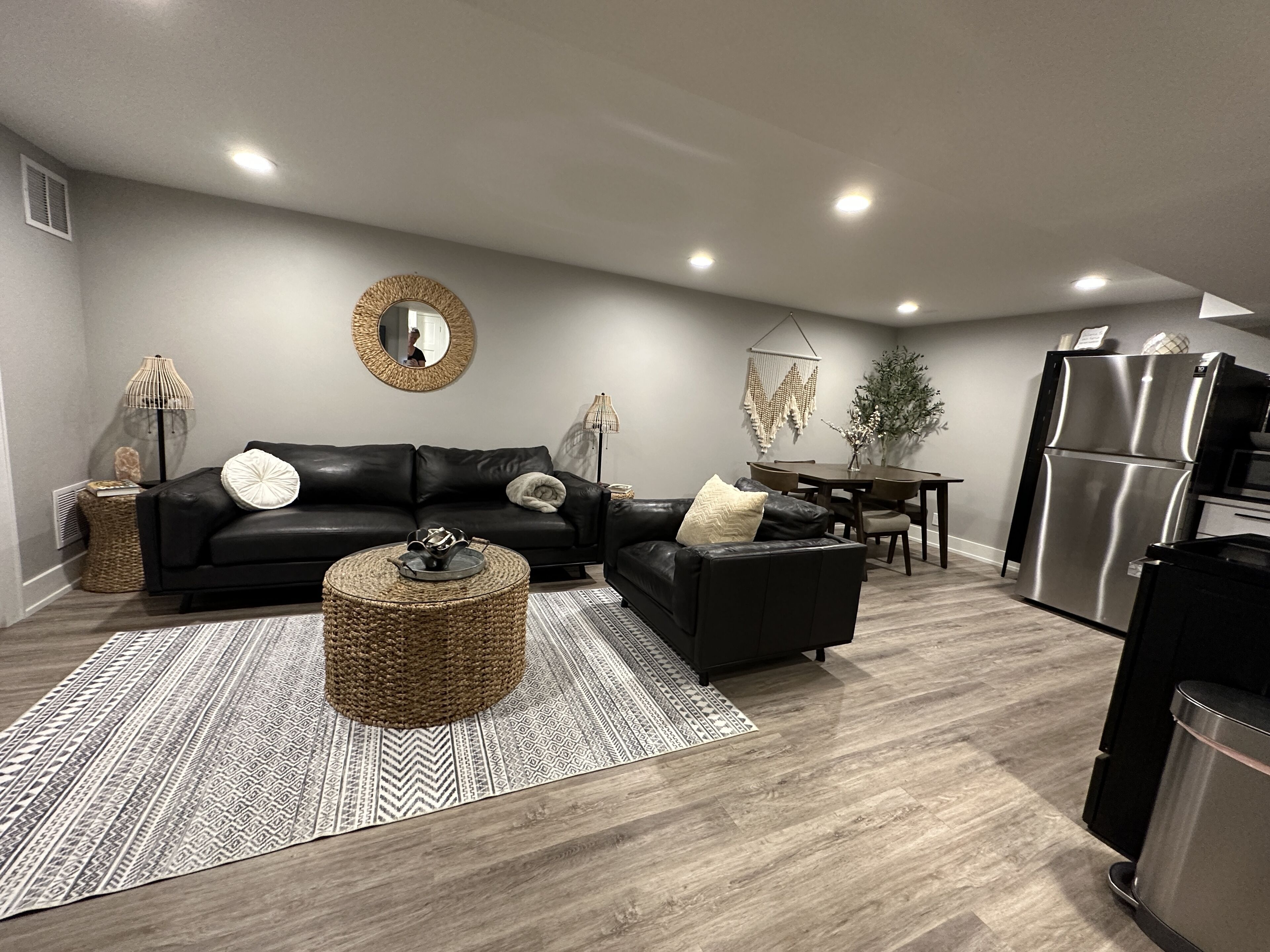 Smart-TV, peis, bøker og stereoanlegg