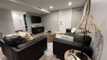 Smart TV, fireplace, books, stereo