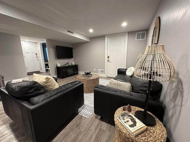 Luxury Lower Level , Pet Friendly, Fully Fenced Yard - Twin Falls, ID