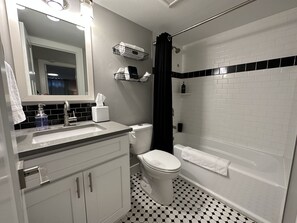 Duschwanne, Handtücher, Seife, Toilettenpapier