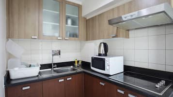 Kühlschrank, Mikrowelle, Herdplatte, Toaster