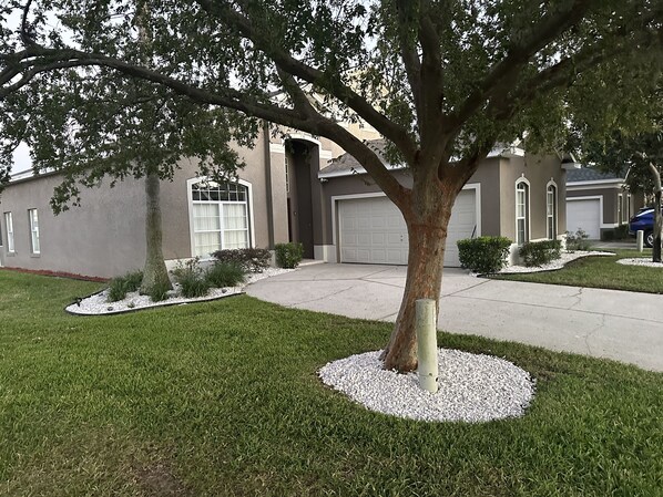 Property grounds - STUNNING REFURBISHED 2022 LAKE  VIEW 5 BED 3 BATH  LARGE CORNER PLOT (Davenport)