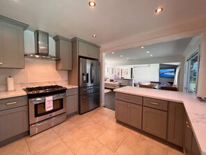 Réfrigérateur, cafetière/bouilloire, chaise haute