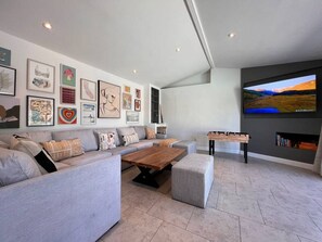 Télévision, cheminée