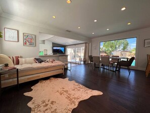 3 chambres, bureau, fer et planche à repasser, lit parapluie