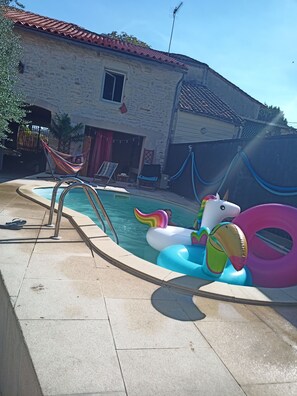 Outdoor pool - Large guest room with bed and sofa bed (Chef boutonne)