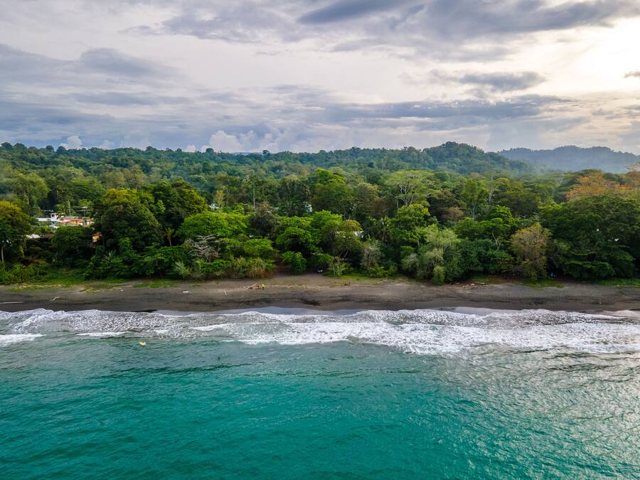 Una playa cerca, arena negra
