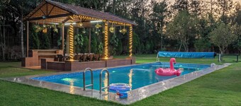 The Orchard Farm, Manesar- Luxury Pet- Friendly Farm with private pool & Jacuzzi