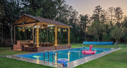 The Orchard Farm, Manesar- Luxury Pet- Friendly Farm with private pool & Jacuzzi