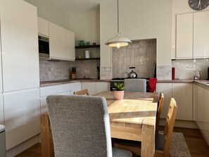 Microwave, oven, dishwasher, coffee/tea maker