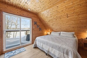 3 bedrooms, desk, iron/ironing board, travel cot - Lakeside Retreat with Hot Tub (Windsor)