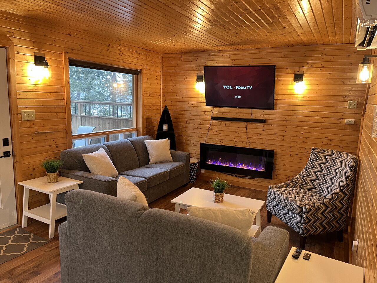 Smart TV, fireplace, books, stereo