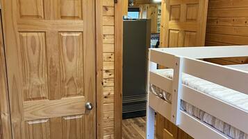 3 camere, una scrivania, ferro/asse da stiro, culla da viaggio