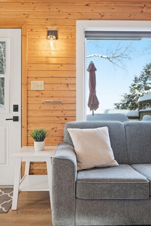 Smart TV, fireplace, books, stereo - Lakeside Retreat with Hot Tub (Windsor)