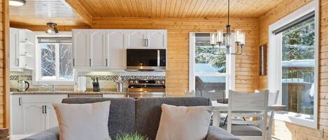 TV connectée, cheminée, livres, chaîne hi-fi