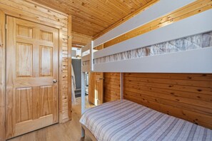 3 habitaciones, escritorio y tabla de planchar con plancha 