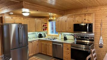 Frigorífico, microondas, horno y placa de cocina