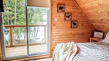 3 habitaciones, escritorio y tabla de planchar con plancha