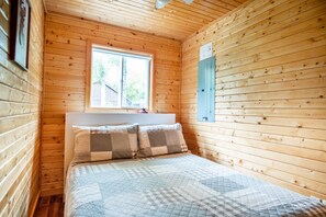 3 bedrooms, desk, iron/ironing board, travel crib