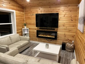 Smart TV, fireplace, stereo - Treeside Retreat with Hot tub (Windsor)