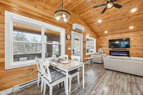 Treeside Retreat with Hot tub