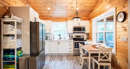 Treeside Retreat with Hot tub