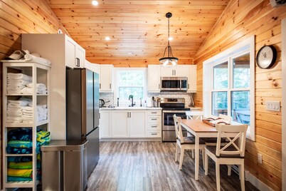 Treeside Retreat with Hot tub