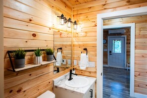 Secador de cabelo, toalhas de banho