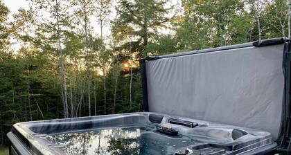 Treeside Retreat with Hot tub