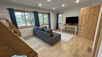 Smart TV, chimenea, reproductor de DVD y futbolito