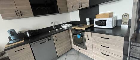 Refrigerador, microondas, horno y parrilla de estufa
