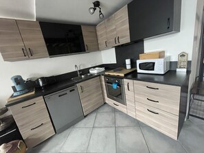 Refrigerador, microondas, horno, placa de cocina