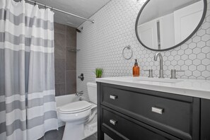 Combined shower/tub, hair dryer, towels