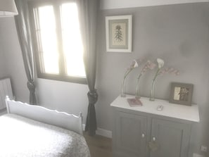 1 quarto, Wi-Fi de cortesia, roupa de cama