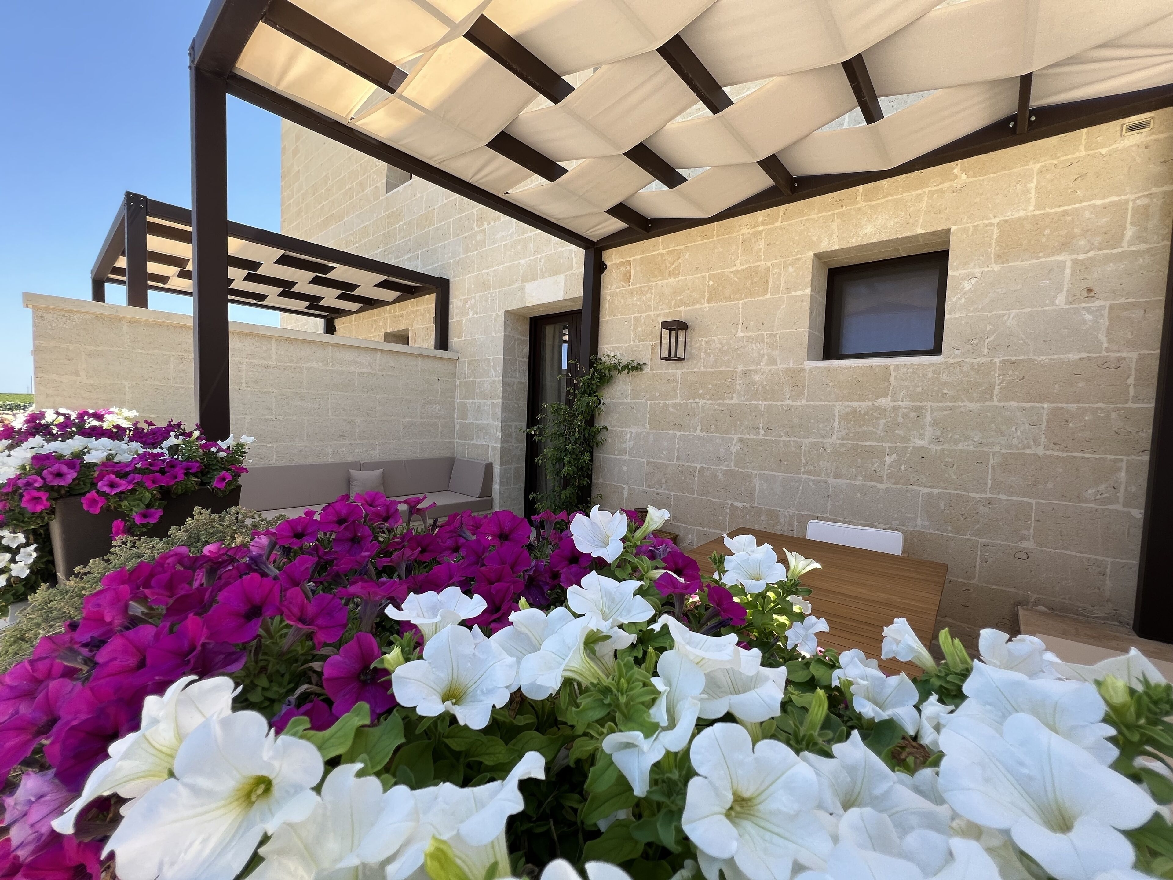 Junior Studio Suite | Minibar, in-room safe, desk, blackout drapes