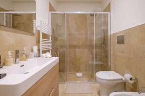 Family Suite | Bathroom | Shower, rainfall showerhead, designer toiletries, hair dryer