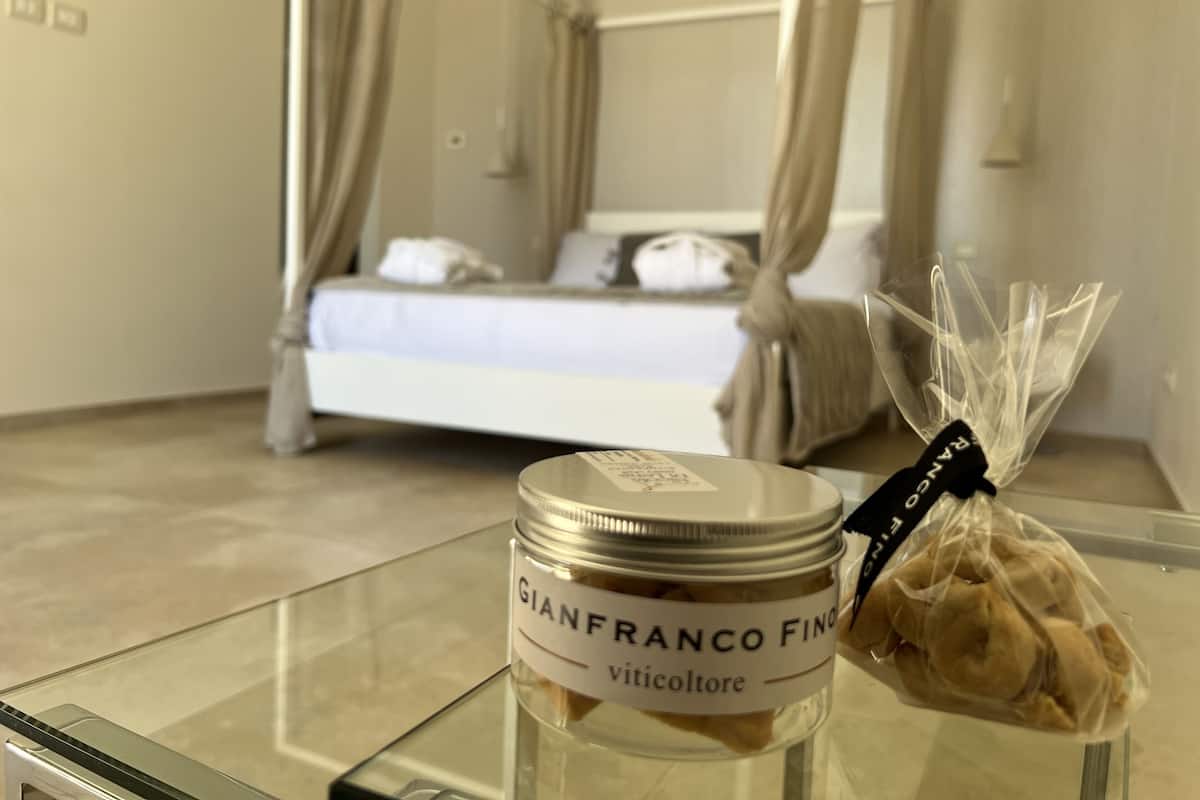 Junior Studio Suite | Minibar, in-room safe, desk, blackout drapes