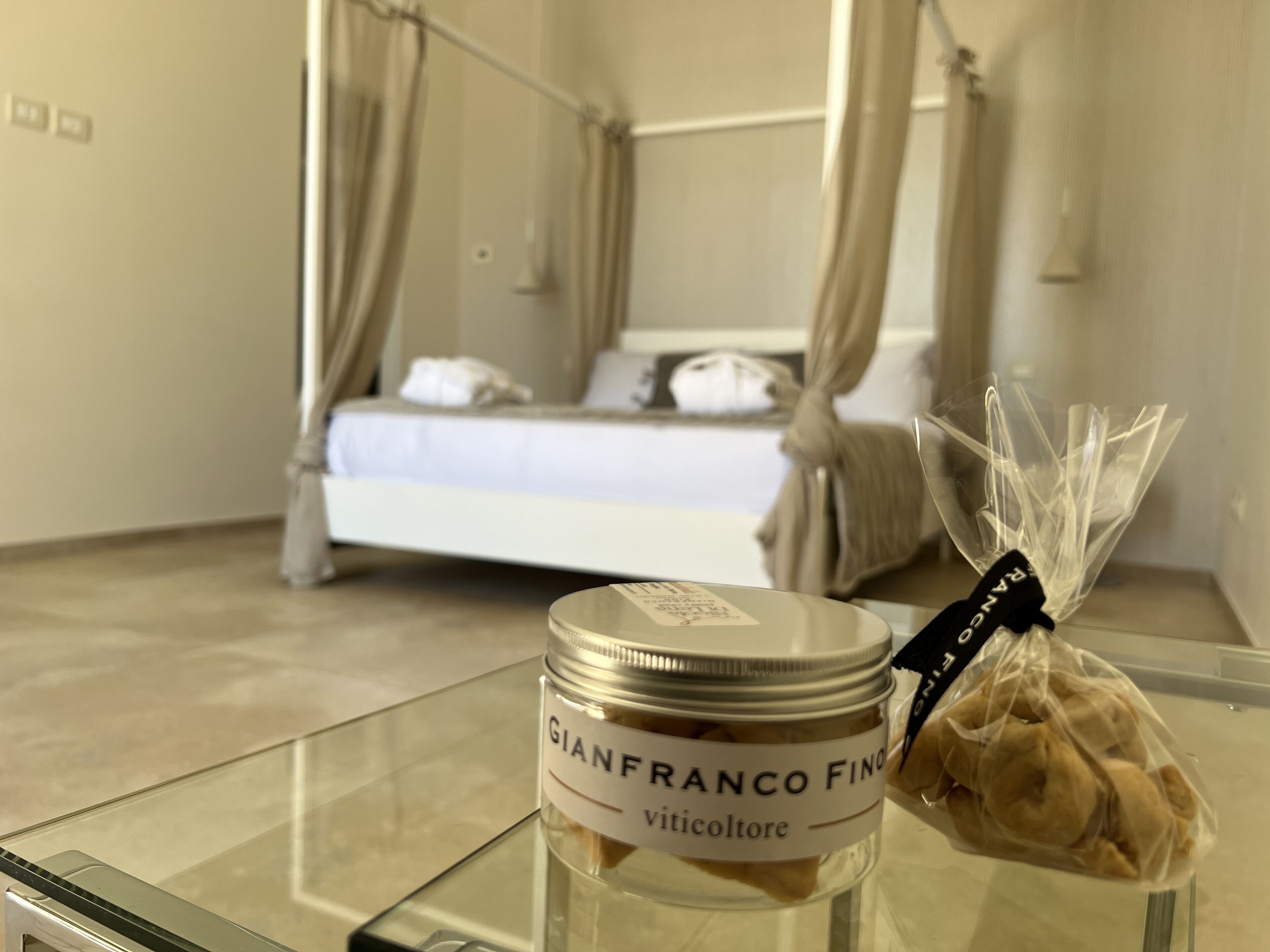 Een minibar, een kluis op de kamer, een bureau, verduisterende gordijnen