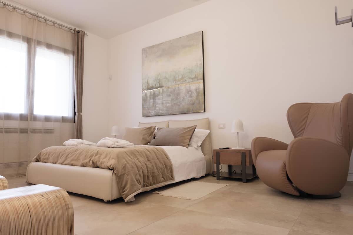 Family Suite | Minibar, in-room safe, desk, blackout drapes