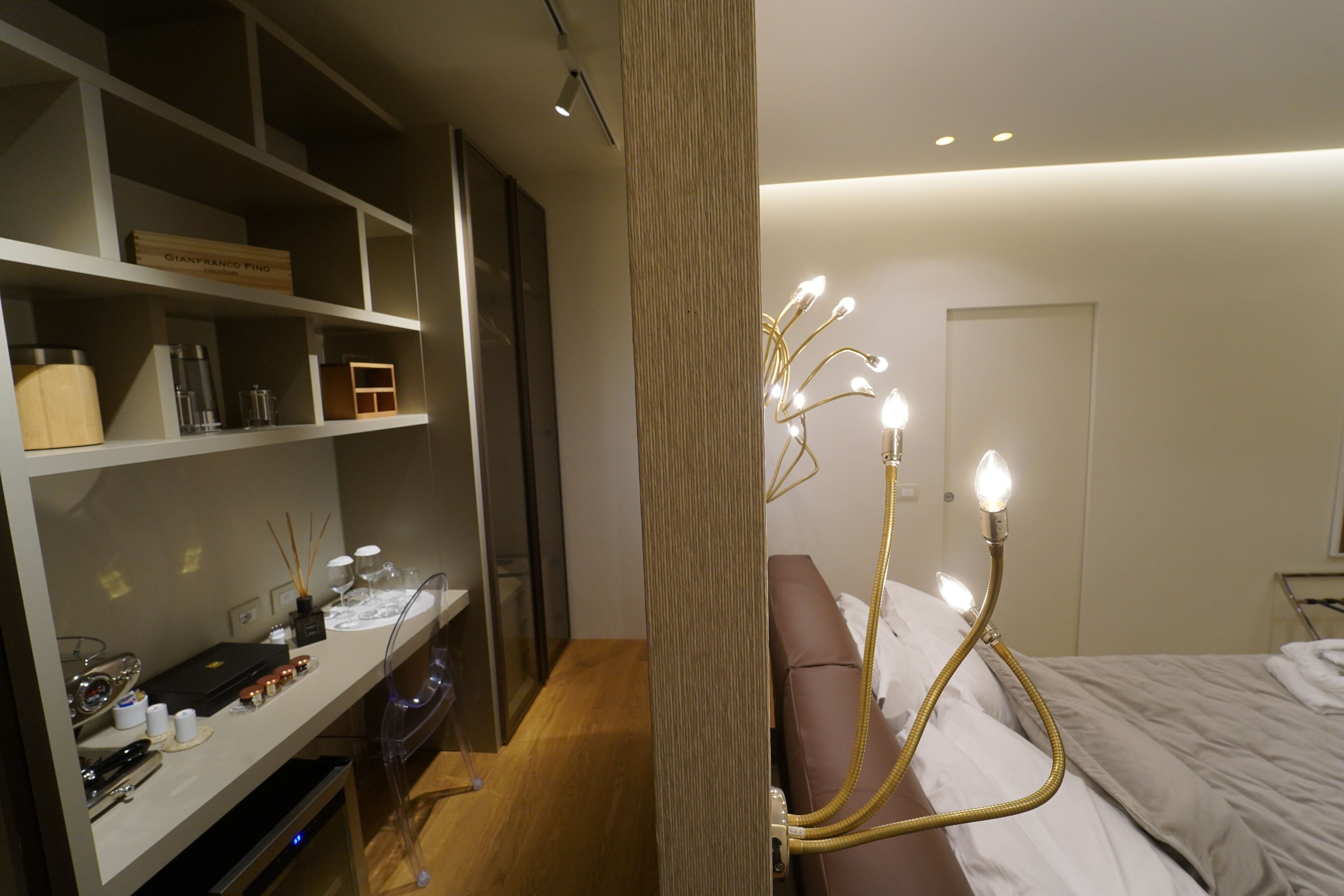 Een minibar, een kluis op de kamer, een bureau, verduisterende gordijnen