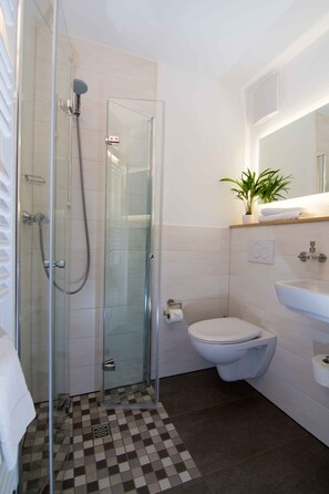 Standard Single Room | Bathroom | Shower, towels - Pension Klein (Bad Laasphe)